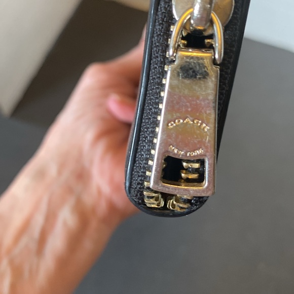 GUC. Coach black leather wallet with gold tone hardware. - Picture 4 of 14